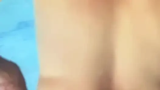 Gece partisinde çatı katındaki barda mayoyla takılıyor