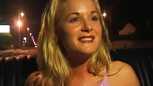 Versaute Taxifahrt mit blonder Verführerin