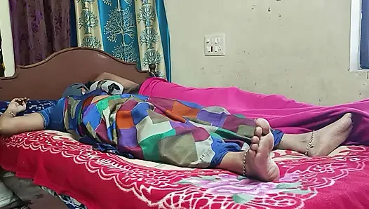 Perselingkuhan terlarang waktu suami lagi ngentot sama ibu tiri telugu pakai kain sosis