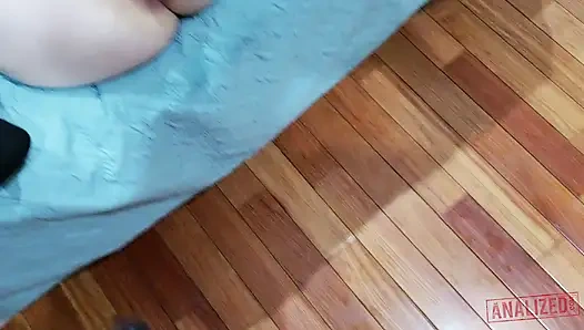 Sarışın bebek Sid sıkı deliklerini doldurmayı seven bir anal sürtük