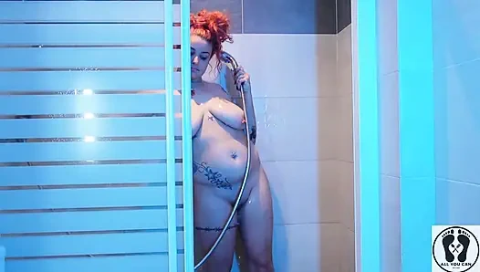 Золотой 4K в душе, фроттаж, мыльный массаж сисек, писсинг и дрочка бедрами