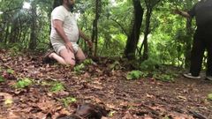 Reifer Blowjob, gefangen im Wald