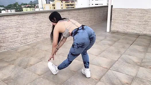 Aku ngentot kontol enak sambil olahraga dan merobek leggingku