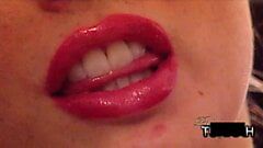 Bella donna con grandi labbra rosse succose ti stuzzica con uno specchio in questo video di labbra feticcio