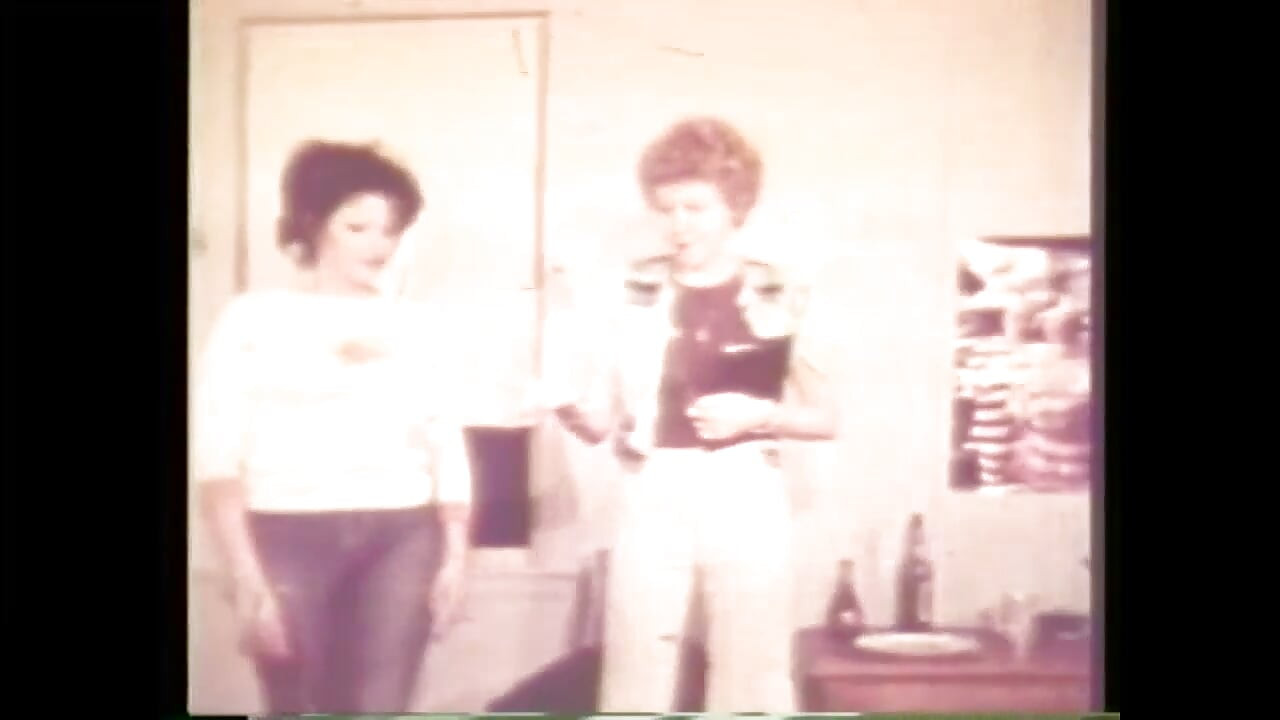 साँवली हसीना के साथ सत्तर के दशक का अमेरिकी विंटेज पोर्न विशाल राक्षसी लंड द्वारा चुदाई कर रहा है जिसे वह अपने मुंह में नहीं रख सकती