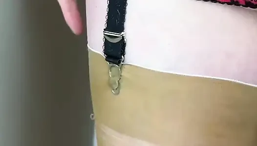 Tante sandra si cewek imut dengan korset merah seksi lagi asik meluncur vgq35