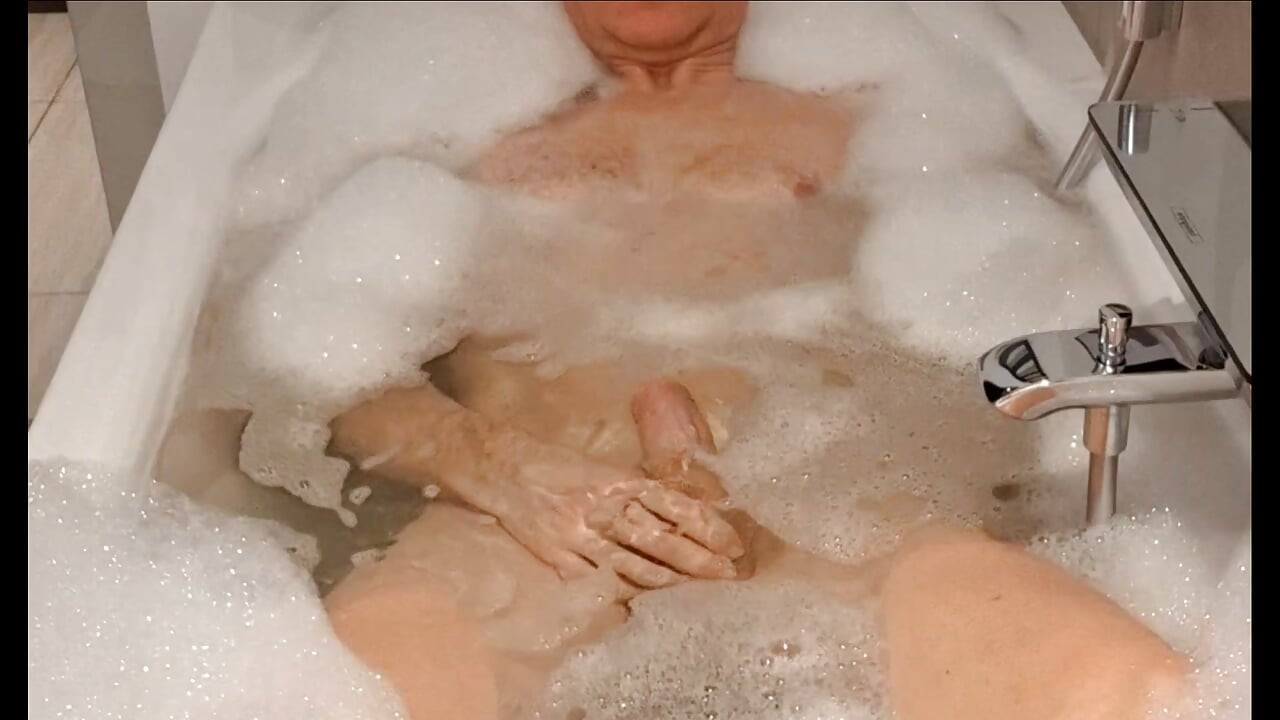 Submissive, show-CMNM in a frothy full bath in Berlin