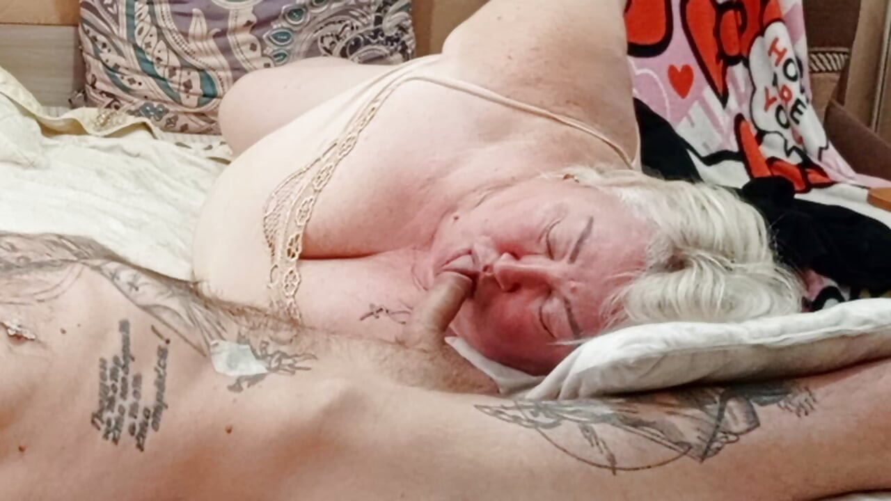 Susjeda je lagana na nogama i puši mi kurac dok joj ne svršim u usta