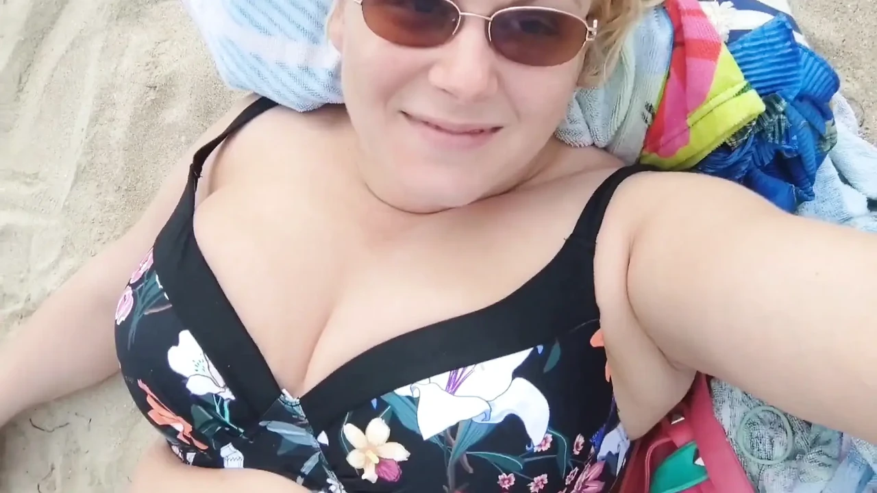 Teasing and pissing secret on beach