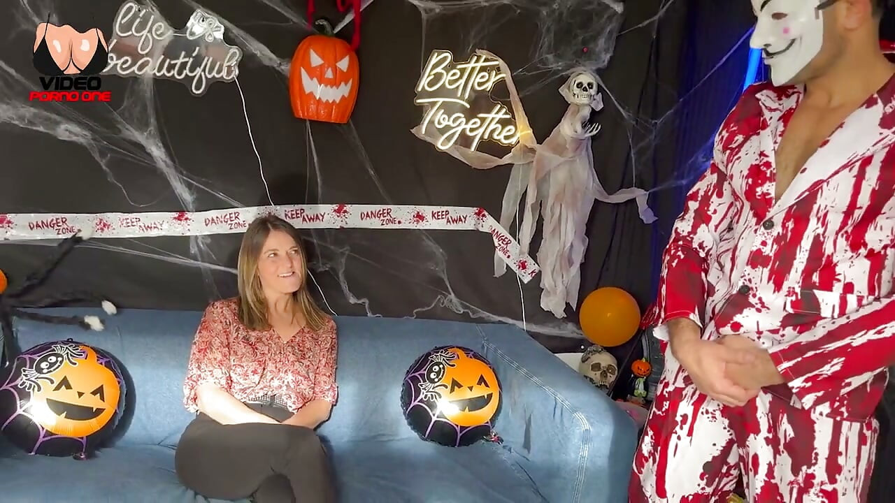 Fie în stil dulce, fie în stil cățeluș, această MILF se pregătește înainte de Halloween!
