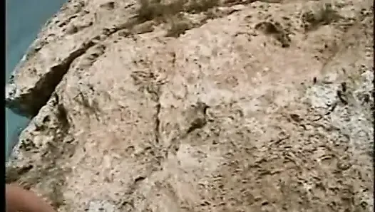 Pasangan merekam di pantai