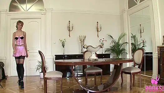 Gina si cewek hot dengan pantat bahenol lagi asik seks anal sampai lubang pantatnya menganga lebar!