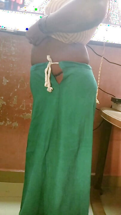 Hintli tamil yaramaz evli kadın renu petticoat bluz saree kocasının arkadaşı için azdırıyor! Indianhotwifex