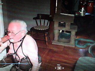Erachi chupa sumisamente la polla de su papi insultante en la webcam