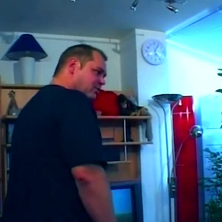 Blondes schätzchen fingert ihre gepiercte muschi, während sie schwanz lutscht