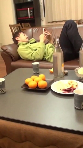 一个新的发现，你可以在小津看到尽可能多的内衣，当他们在 kotatsu！2 | 短片 1