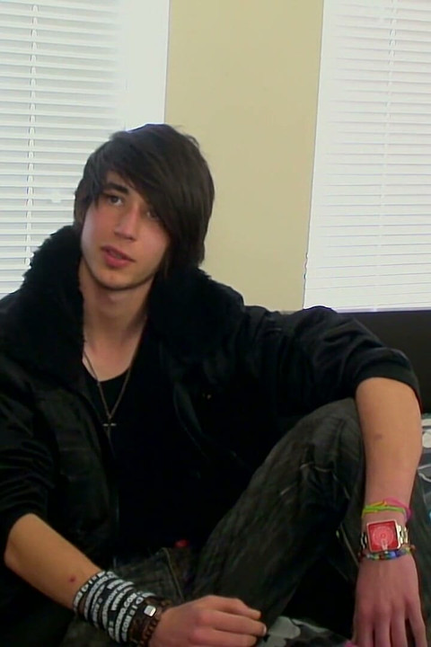 Inexperienced Bi Boy Tommy Strokes It