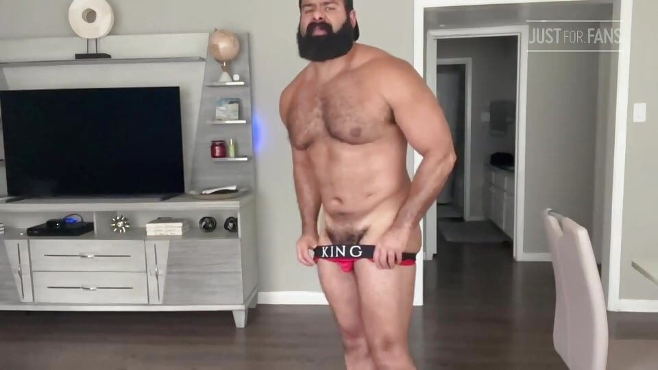 Muscle Bear webcam show in underwear and happy ending