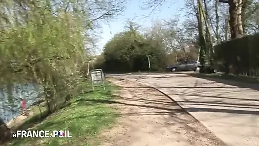 Utangaç esmer seksi çıplak fotoğraflar ve daha fazlası için pozlar atıyor