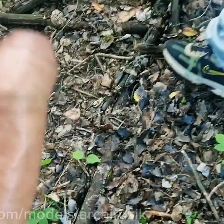 Cowok berjemur dengan kontol besar ngentot saat liburan di taman tanpa kondom sampai muncrat