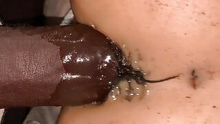 Une salope au cul si profond prend toute la grosse bite dans la bouche
