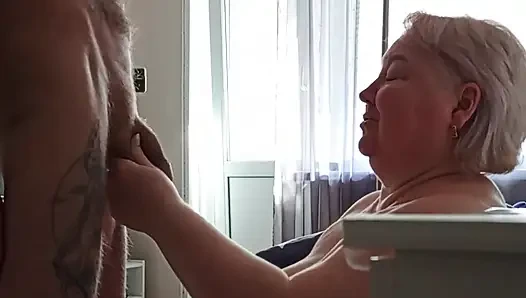 Tetanggaku lagi asik mainin kontolku sampai toketnya dicrot sperma hangat