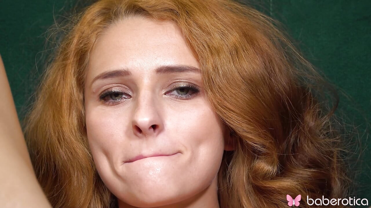 Yalnız kızıl saçlı Lucianna Lucci evde büyük bir dildoyla mastürbasyon yapıyor, 4k.