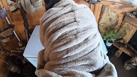 Golden dress, fur & smoking - memek berbulu, sepong kontol sampai dalam banget & ngentot gaya doggy habis-habisan di freezer