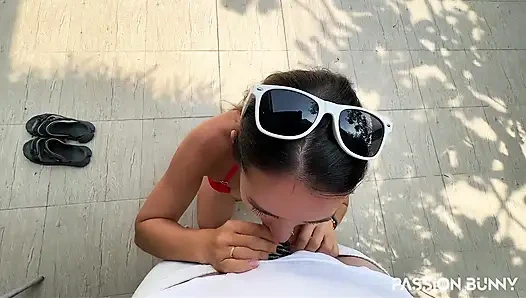 Hampir kepergok lagi nyepong kontol berisiko & kencing di dekat rumah tetangga