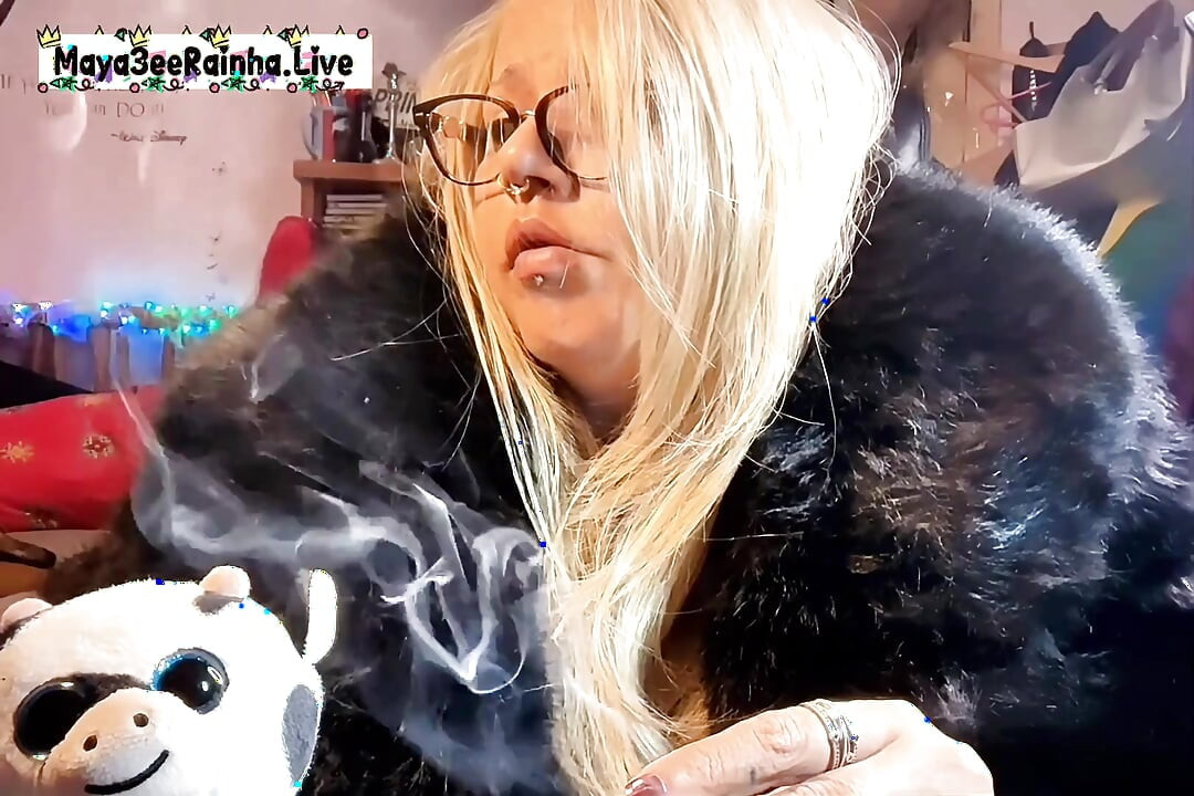 Psychotyczny łańcuch palenia palenie na zewnątrz podczas edycji filmów BBW MILF palenie vlog