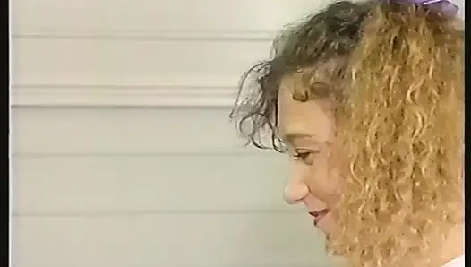 Кудрявая юная блондинка делает минет и трахается в ее тугую задницу