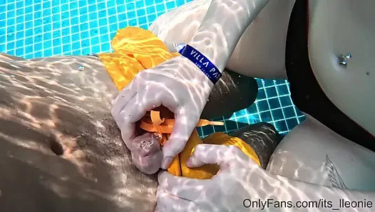 Risky fucking in public hotel pool!