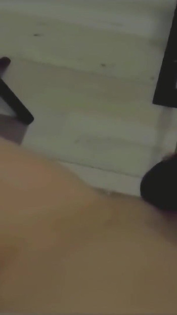 Kultni trenutak iz "Poslušne mlade studentice jebe jebena mašina i onda šprica po cijelom podu. u"