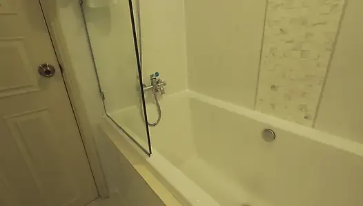 Duş kamerası beni kendime dokunurken yakaladı
