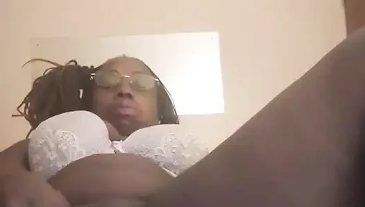 Anne sikiliyor.. Bir kadının üçlü grup seks için işbirliği yapıp beni sikmesini istiyorum.