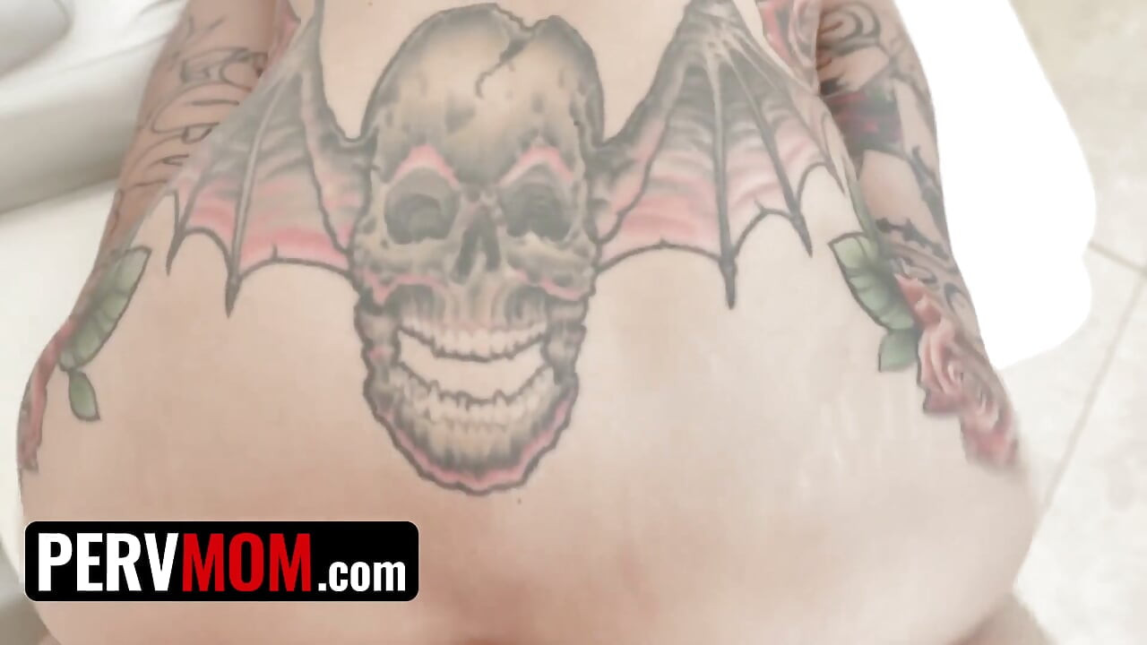 Pervmom - madura cachonda monta una polla enorme y le deja correrse dentro de su coño milf