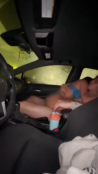 Italiaans model vindt het heerlijk om in de auto geneukt te worden
