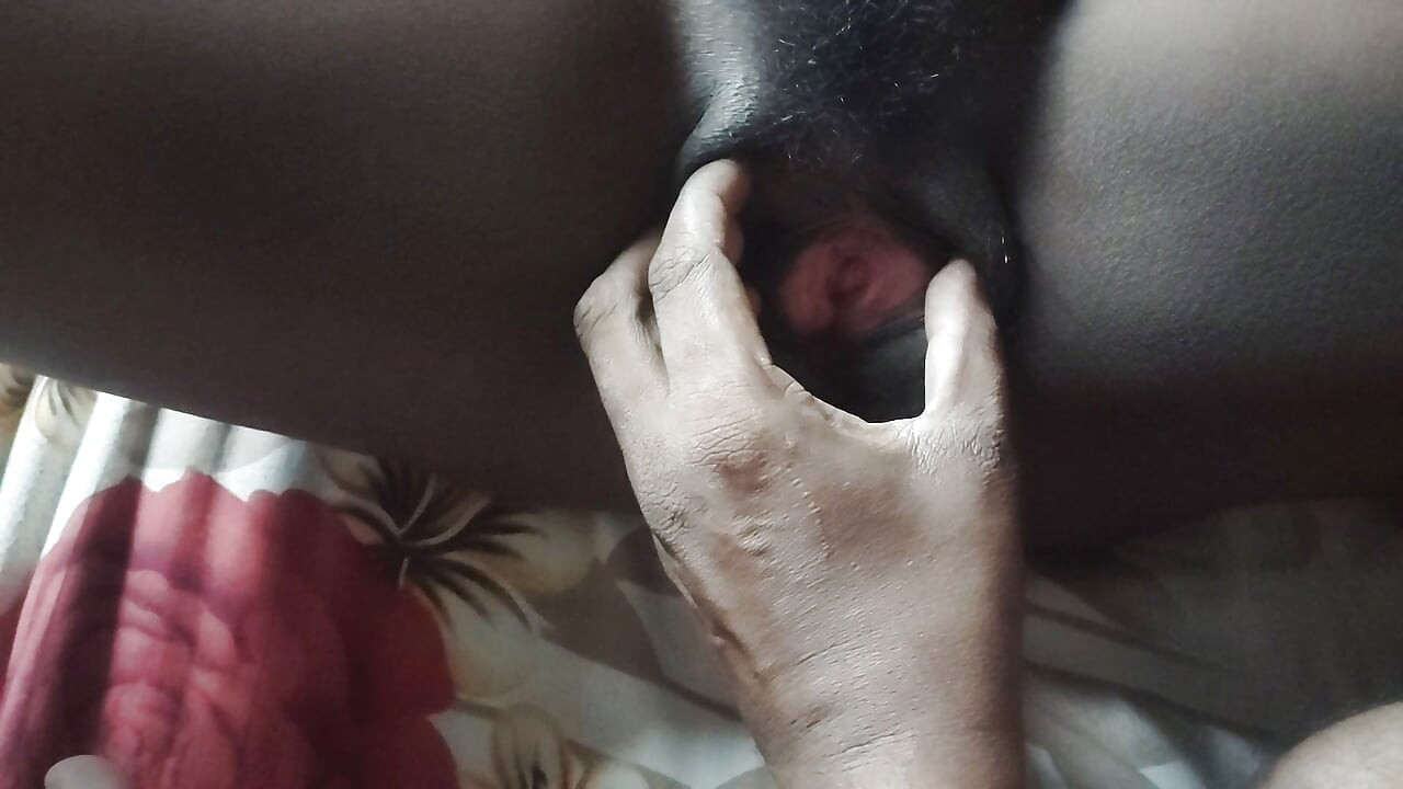 Apni bhabhi ko maine chut phailakar chut me ungli kiya