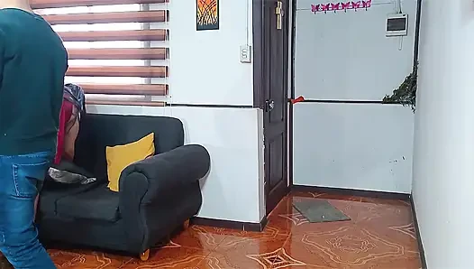 Pizzacı Adam Seksten Memnun Olmayan Azgın Iri Güzel Kadın Müşterisini Gavat Kocasıyla Sikiyor