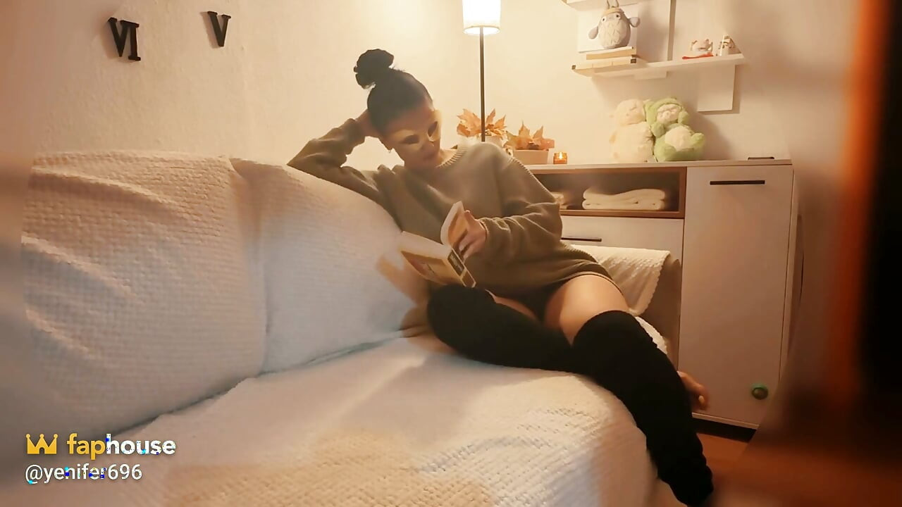 Taquinage douillet : pull vert doux et chaussettes qui tremblent