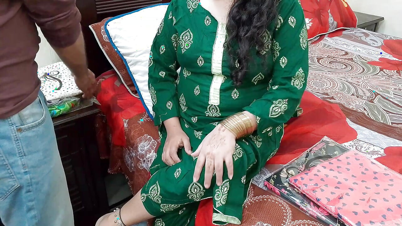 印度德西嫂子通過炫耀性感身材獲得免費衣服