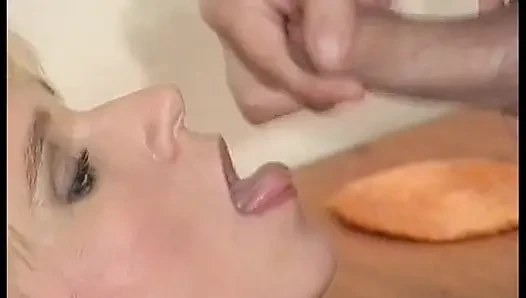 Almanya'dan Sarışın Sevgilisini Büyük Horozla Memnun Ediyor