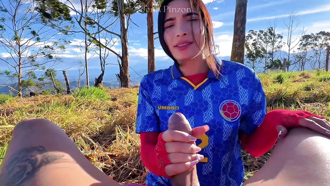Gyönyörű karcsú kolumbiai Jenn Pinzon hegyen kap creampie-t a nagy seggével