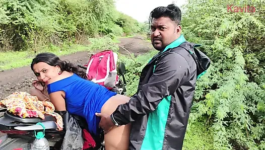 Desi indische Marathi Kavita bhabhi (Vahini) fickt im freien im dschungel im doggystyle mit blauem sexy kleid und schmutzigem blowjob