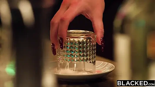 BLACKED, wunderschöner blonder barkeeper river Lynn lässt ihre BBC-träume wahr werden