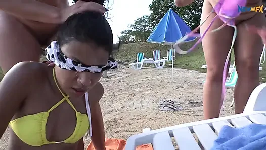Pantat lesbian dijilat di pantai