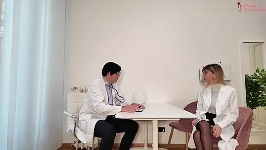 Asisten muda dan provokatif ini malu-malu nawarin dirinya sebagai sekretaris pribadi dokter supaya nggak dipecat
