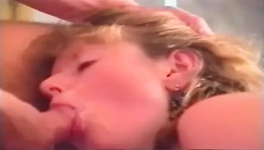 Büyük memeli olgun esmer amatör sert sikişte parmaklanıyor ve sikiliyor