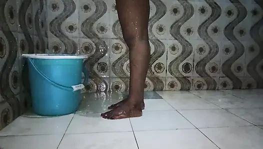 Indian tamil hot wife saranya bath show