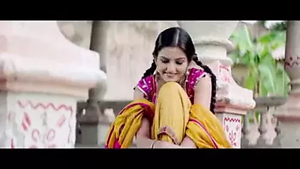 Bhojpuri Actress showing her Cleavage